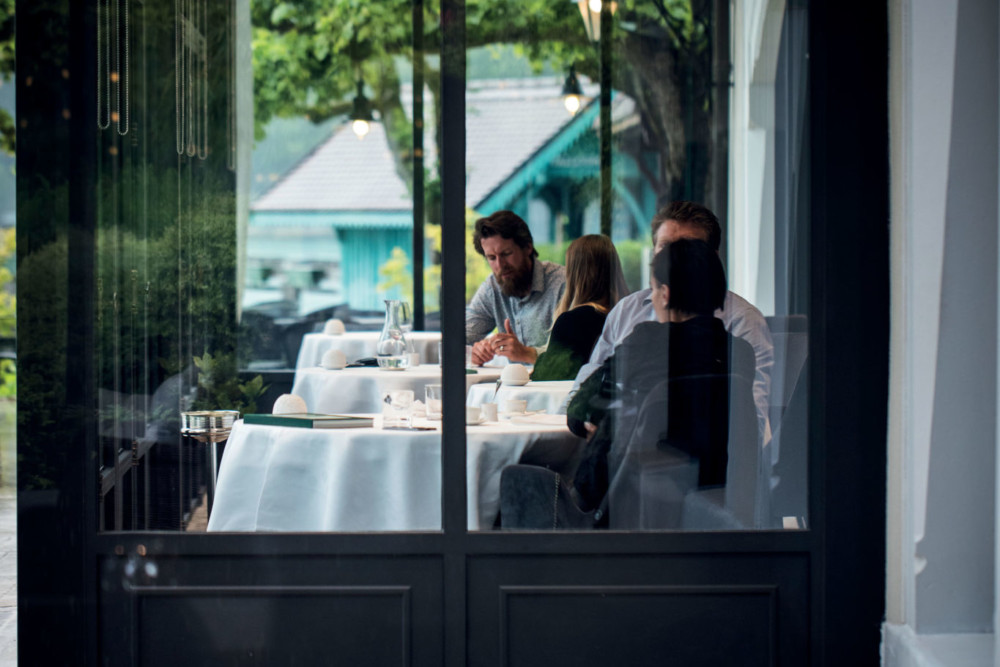 D’abord simple chalet au bord du lac, l’Auberge du Pè re Bise a toujours su vivre avec son temps et se renouveler. Elle vient tout juste de changer de famille et de décor, mais elle conserve le caractè re qui a fait d’elle un monument de la gastronomie française. « Magali et moi voulons que l’auberge reste une maison familiale, chaleureuse et accueillante », raconte Jean Sulpice.