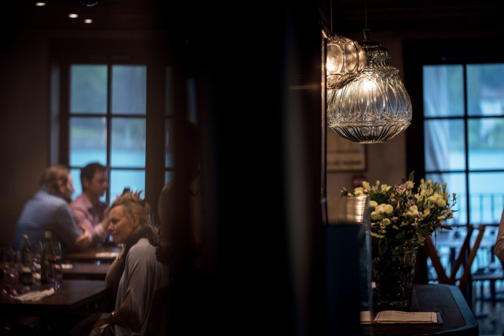 Le Bistrot 1903 En ré fé rence à l’anné e de cré ation de l’auberge, le bistrot 1903 propose un retour dans le passé avec les plats emblé matiques de l’Auberge du Pè re Bise. Le tout avec un vent de modernité et de fantaisie, à la sauce Sulpice.