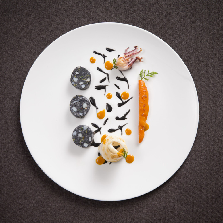 Boudin d&rsquo;encornet cuisiné à l&rsquo;encre, jeunes carottes à la feuille de cerisier sakura