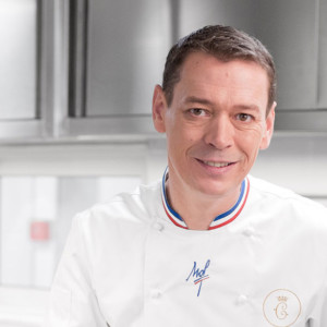 une nouvelle étape en col bleu blanc rouge