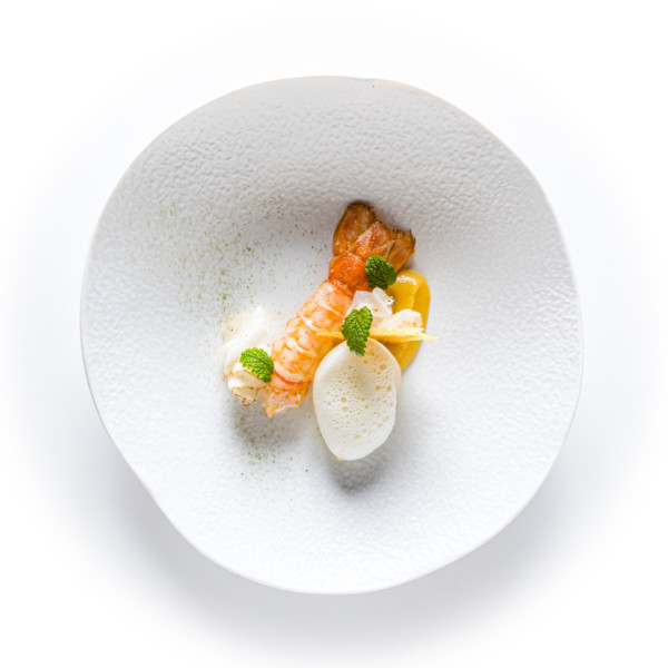 Langoustine, crème d’oignons blancs au fruit de la passion et lard de colonnata