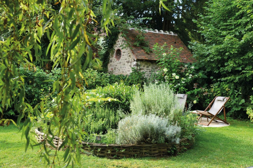 Le moins que l’on puisse dire, c’est que Dominique Loiseau a la main verte. Arboré et fl euri avec goût, le jardin du Relais est un véritable havre de paix dont elle prend soin elle-même.