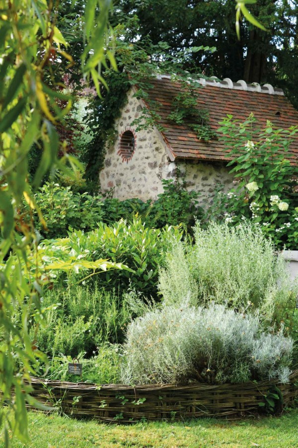 Le moins que l’on puisse dire, c’est que Dominique Loiseau a la main verte. Arboré et fl euri avec goût, le jardin du Relais est un véritable havre de paix dont elle prend soin elle-même.