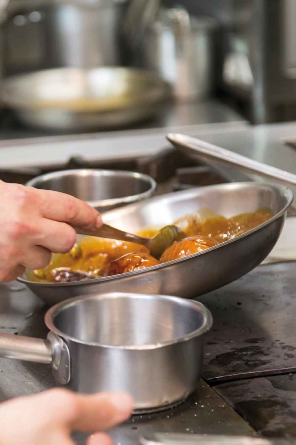 En coulisse, les casseroles révèlent une cuisine vive et généreuse.