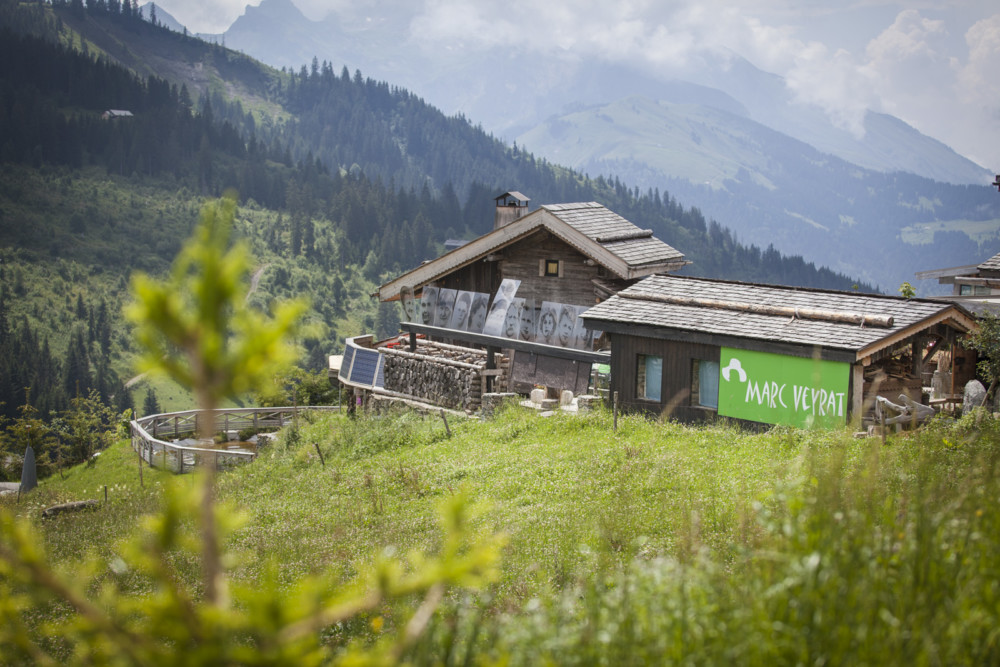 A 1600 mètres d’altitude, La Maison des Bois surplombe la vallée.