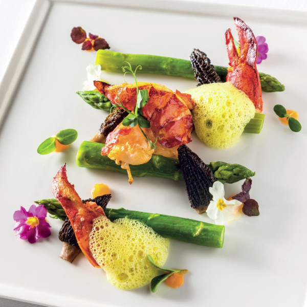 Homard aux asperges et morilles fraîches