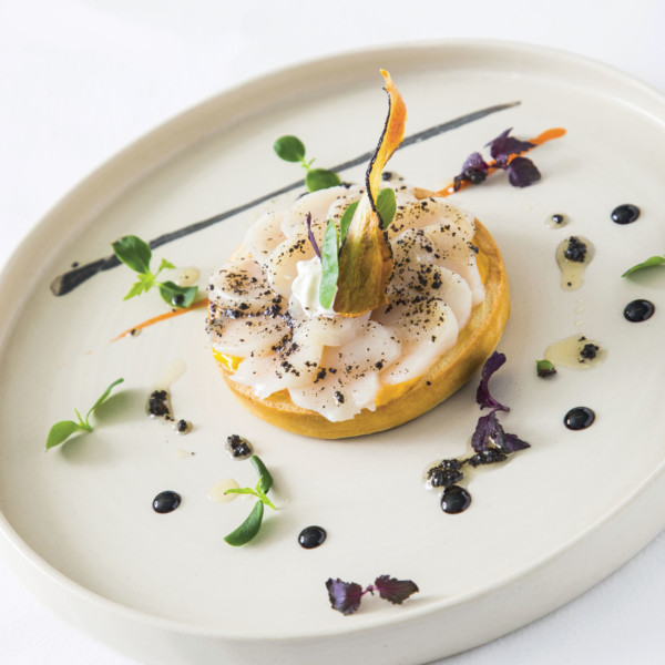 Maison Husson Tartelette de potiron, carpaccio de saint-jacques et vinaigrette truffée