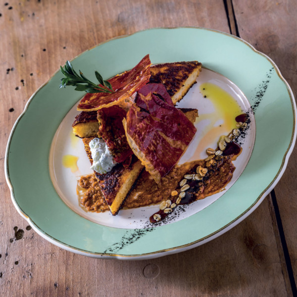 Pain perdu à la tomate et ricotta chips de jambon cru