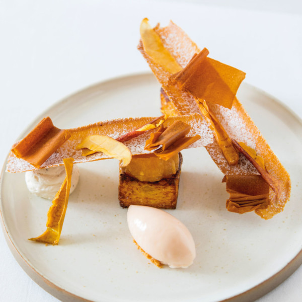 pomme rôtie, brioche perdue et sorbet au coing par le chef Keigo Kimura