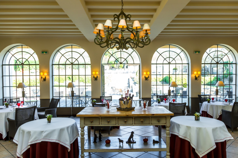 La salle de restaurant du Château de Courban