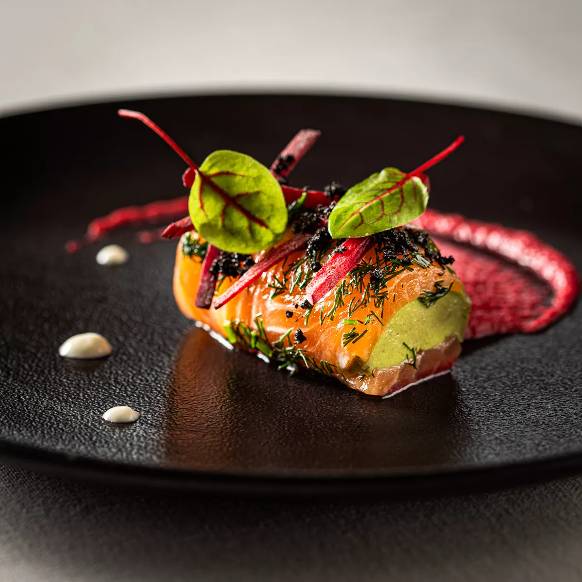 annelloni de saumon et avocat, betterave à la vanille