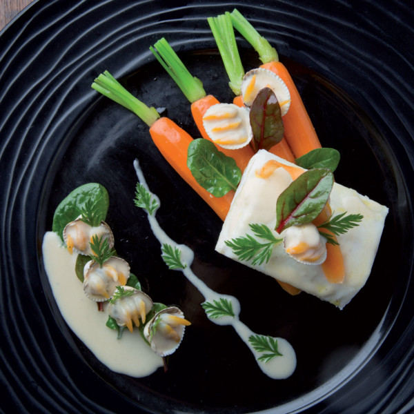 Turbot cuit au naturel, carottes au miel, coques au thym, sauce au crémant de Bourgogne