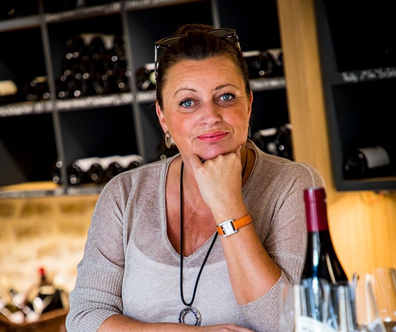 ANNIE GUETTE SOMMELIERE DU CAVEAU DES MUSIGNY LE MILLESIME CHAMBOLLE MUSIGNY