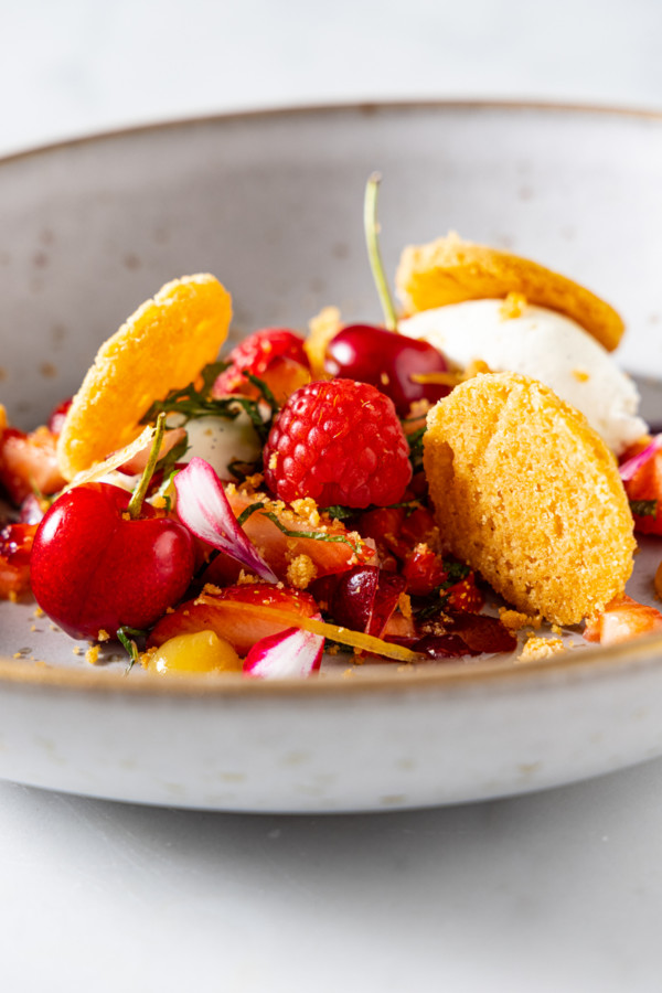 Fraicheur de fruits rouges au sureau, crémeux vanille, biscuit streusel