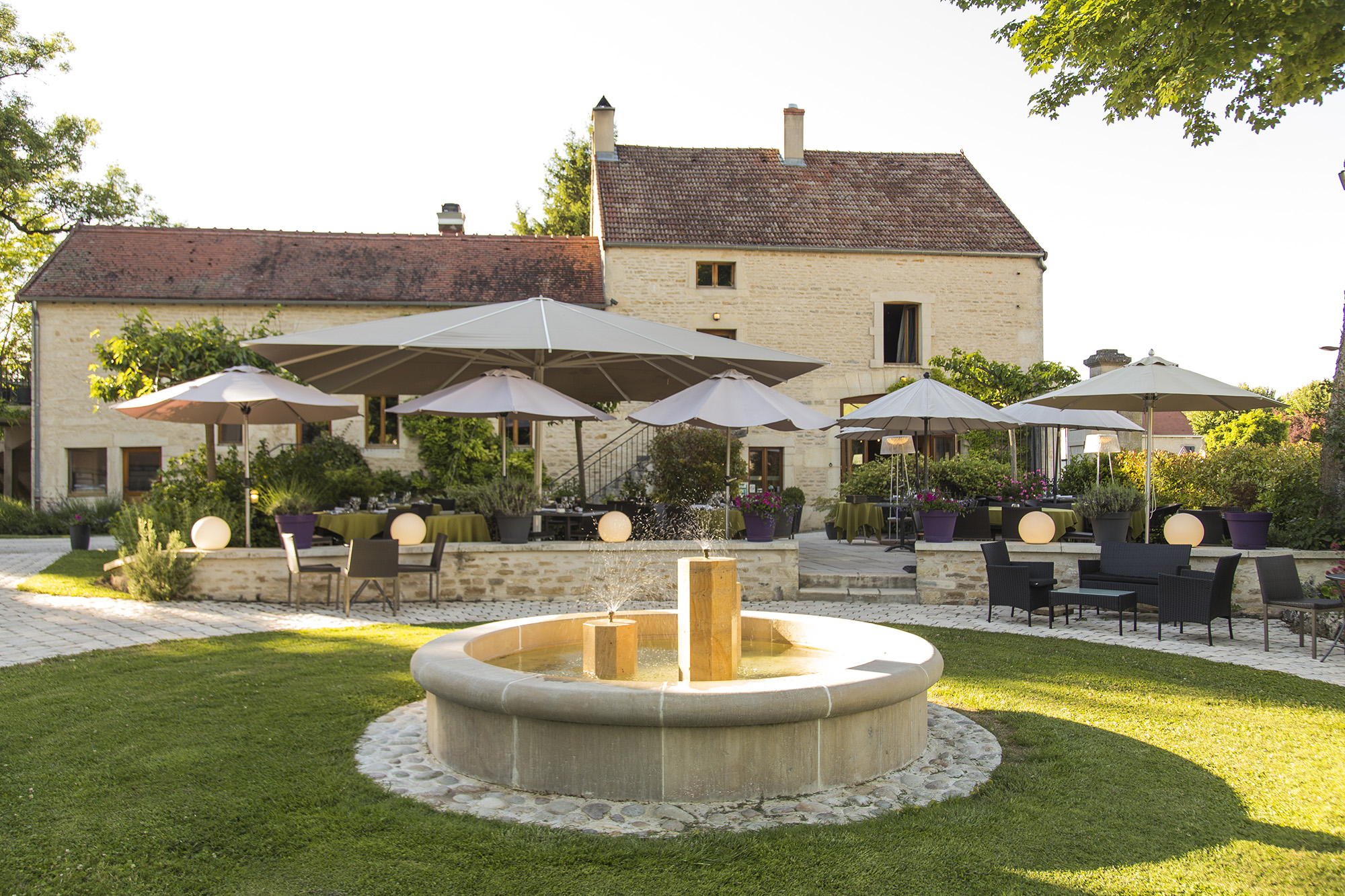 Auberge Côté Rivière restaurant «chic campagnard» niché dans un parc de verdure