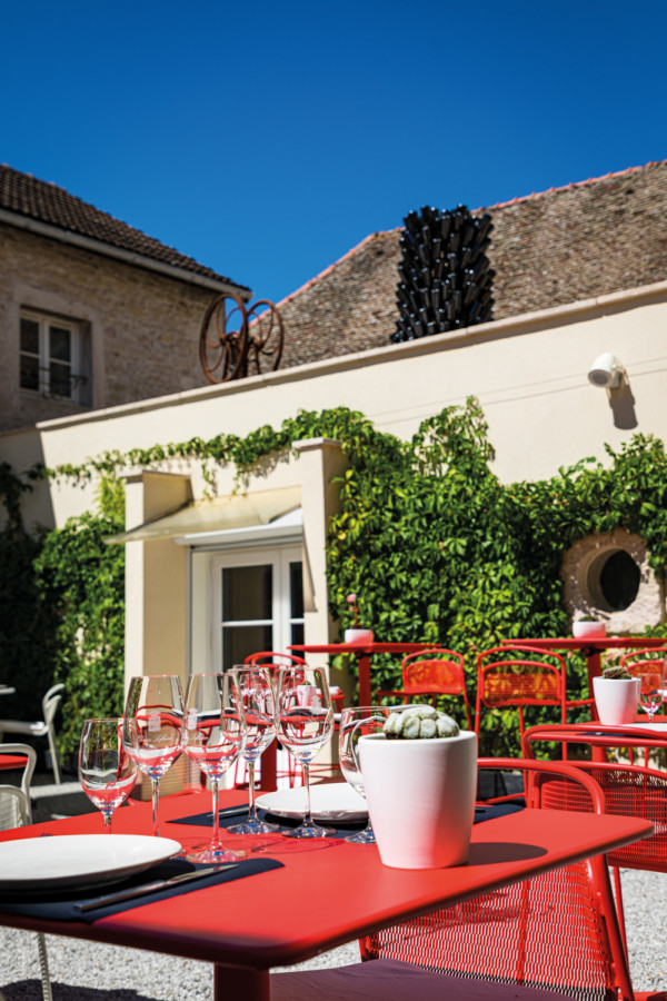 Le patio de l'hotel**** et Restaurants Olivier Leflaive