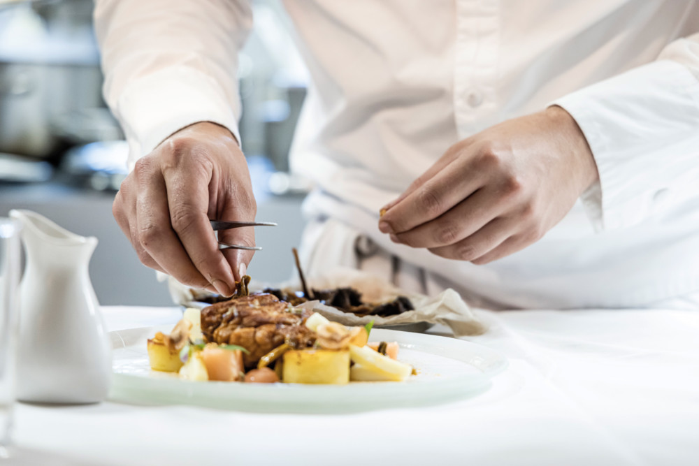 Jordan Billan en train de dresser le ris de veau rôti