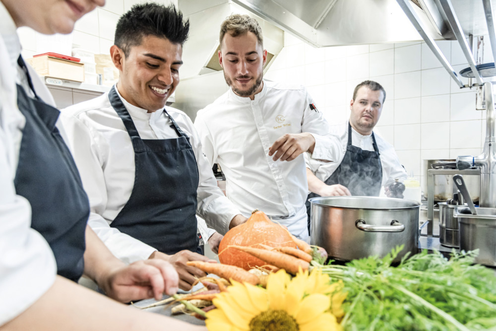 Jordan Billan en cuisine avec toute son équipe