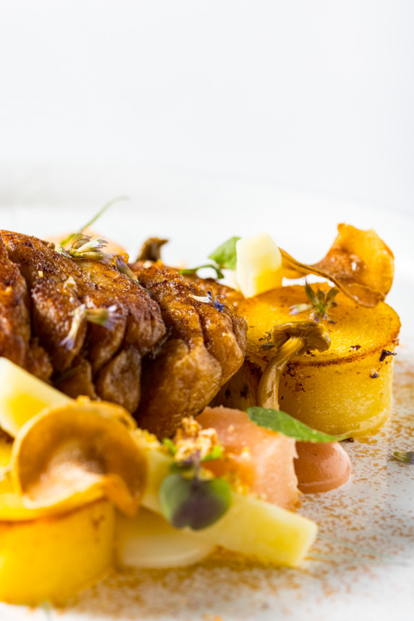 Ris de veau rôti, panais, purée de coing, jus à l’agastache