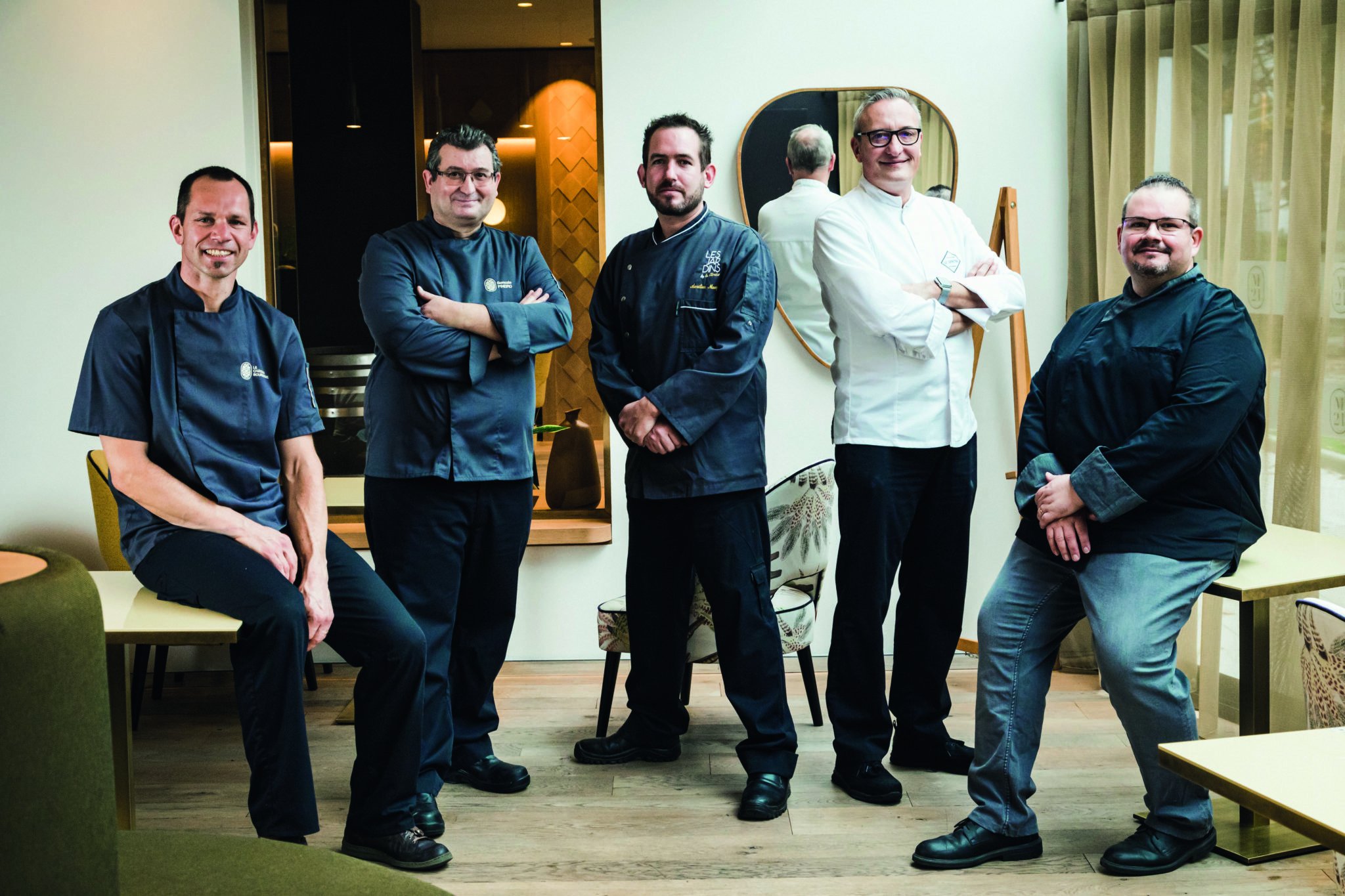 De gauche à droite : Le chef pâtissier du Château Bourgogne Damien Curie, Gonzalo Pineiro du Château Bourgogne, Aurélien Mauny des Jardins By La Cloche, Ralf Mestre du restaurant Le Central et Stéphane Fouillot du restaurant Le Klub.