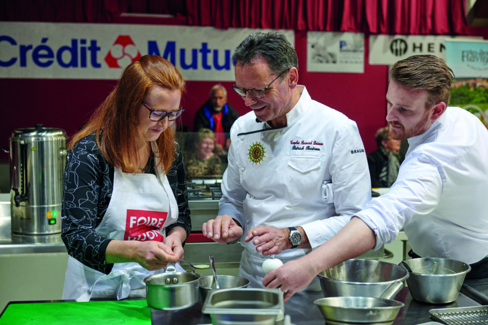 Le chef Patrick Bertron de la Maison Bernard Loiseau lors de sa masterclass, accompagné de sa brigage éphémère et de son chef pâtissier Xavier Jacquin.