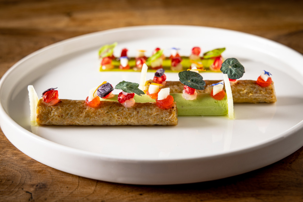 Le tourteau, chair aux herbes, gel de pomme, guacamole et grenade, parfait glacé à l'avocat.