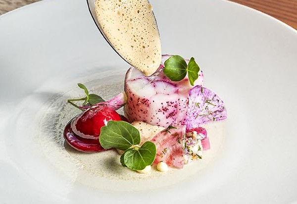 Bar de ligne au Sumac fenouil, citron et radis red meat. Recette du Chef Jean-François Malle du restaurant 1 étoile La Rotonde à Charbonnière-les-bains