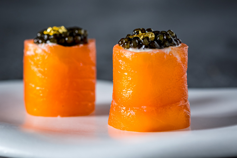 Apéritif Rouleau de saumon, fromage frais, Caviar Sturia