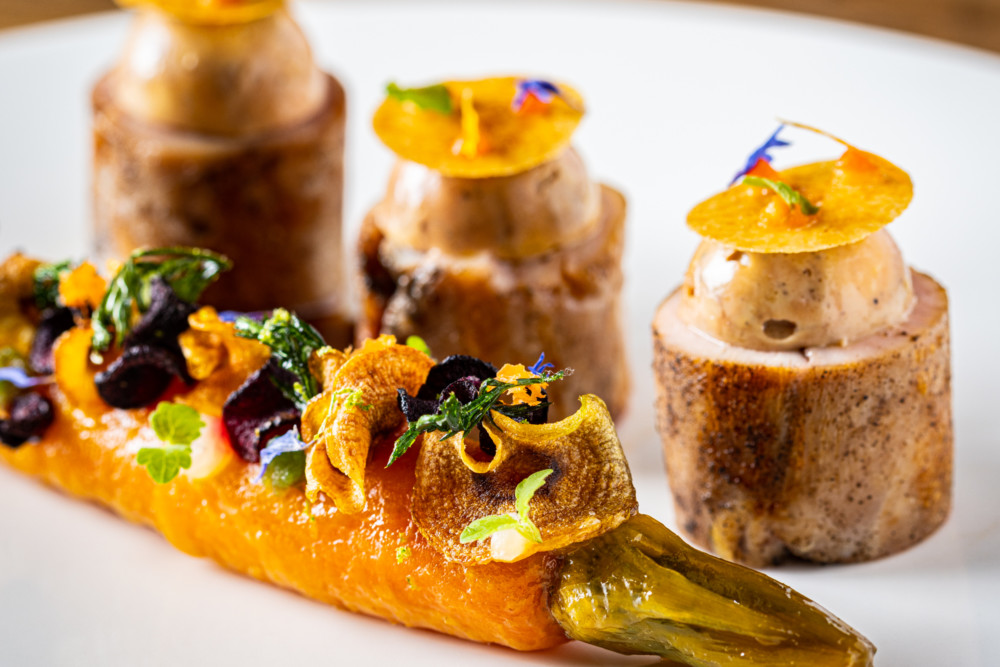 La caille en filet comme un  Rossini, foie gras, truffes, et  sa carotte fane au kalamansi
