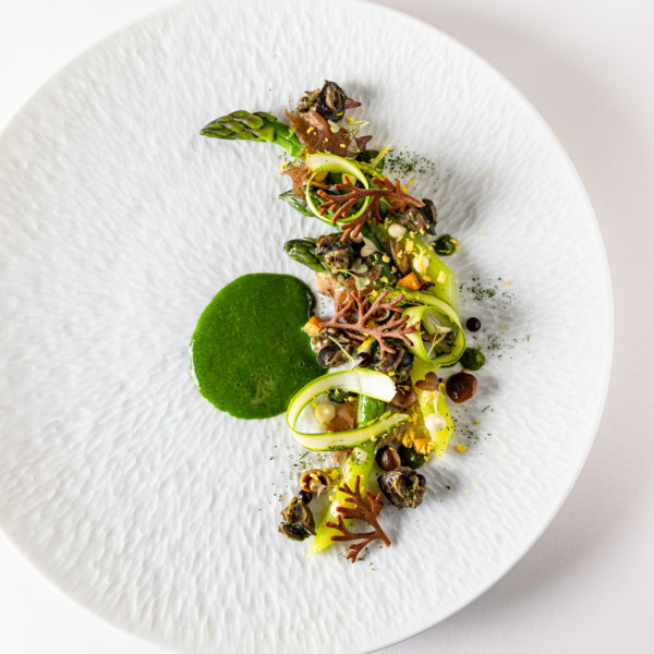 Asperges vertes, escargots et ail des ours