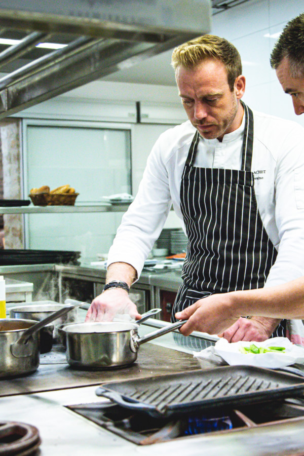 En cuisine, Romain Versino travaille en synergie avec son second, Raphaël Adam
