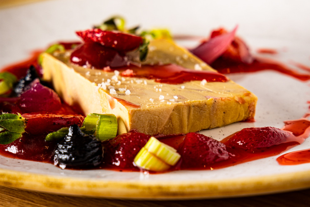 Foie gras, déclinaison de fraises et d'ail noir