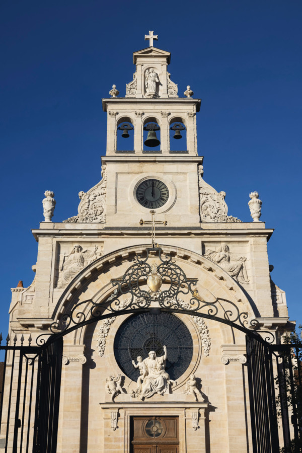 La grande chapelle devenue « Chapelle des Climats et des Terroirs ».