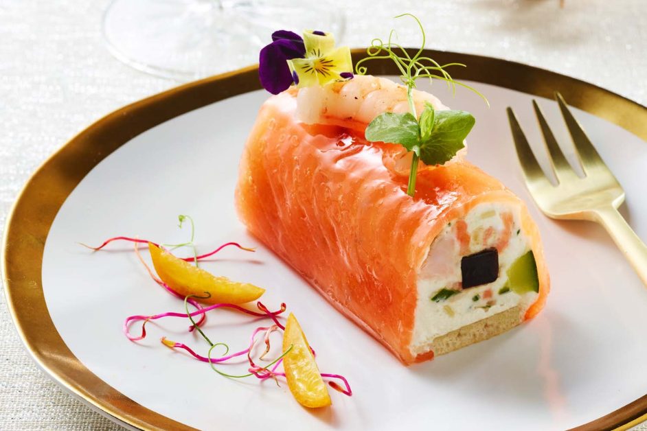 Bûchette de saumon fumé, gambas fromage frais aux herbes et coeur de crème balsamique