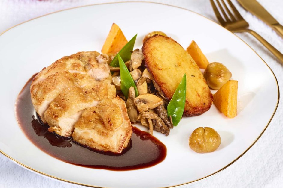 Pintade, jus au vieil Armagnac,fricassée de champignons, butternut rôti, châtaignes, pois gourmandset madeleine de pommes de terre au Comté