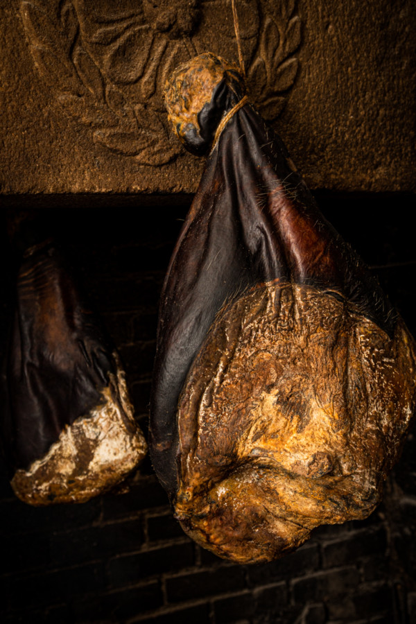 Thomas Collomb signe un jambon grand cru