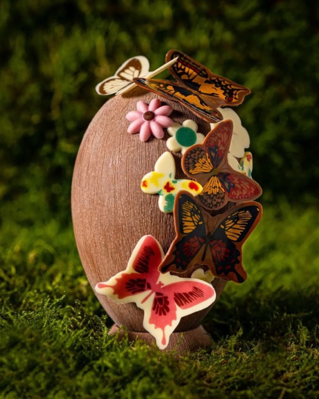 Oeuf fleur de papillons