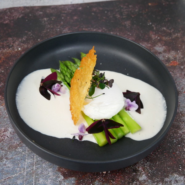 Asperges vertes, espuma de parmesan et œuf poché