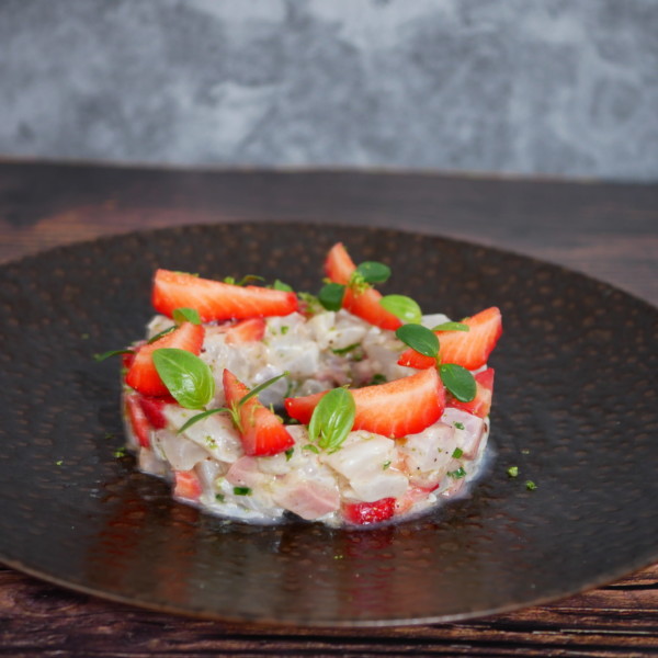 Ceviche de daurade aux fraises, basilic et citron vert