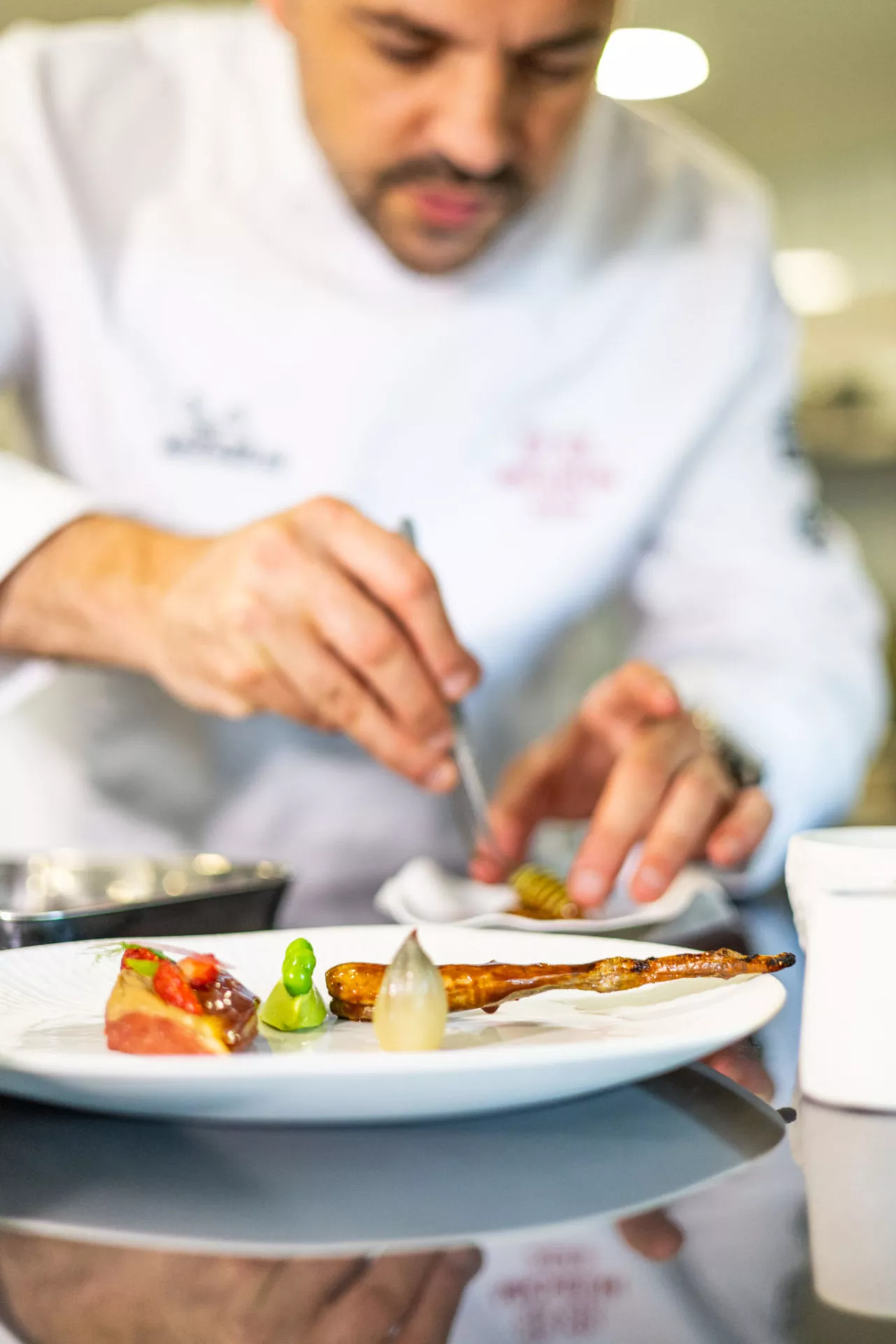 Le chef Cédric Burtin dans les cuisines du restaurant l'Amaryllis**