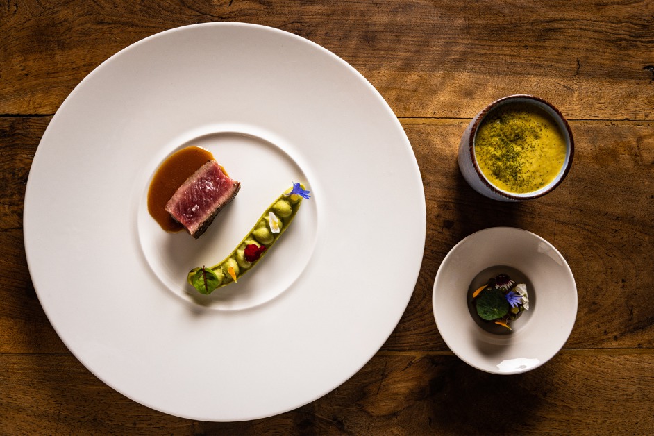 L’Agneau de Francheville. En 3 déclinaisons autour du petit-pois menthe, le filet saisi et son trompe-l’oeil, le gigot comme un persillé, et cappuccino d’épaule confite dans son jus.