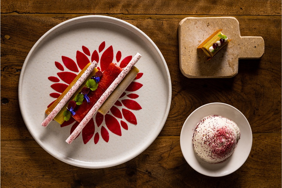 La Rhubarbe à l’Anis de Flavigny. Confite en croûte de sucre acidulé à l’hibiscus, mousse de fromage blanc à l’Anis e Flavigny, sorbet basilic.