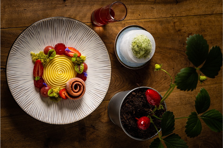 La Gariguette française. En déclinaisons, rafraichie au citron vert, Kakigori au shiso et tanghulu de fraise. Sorbet fraise et shiso.