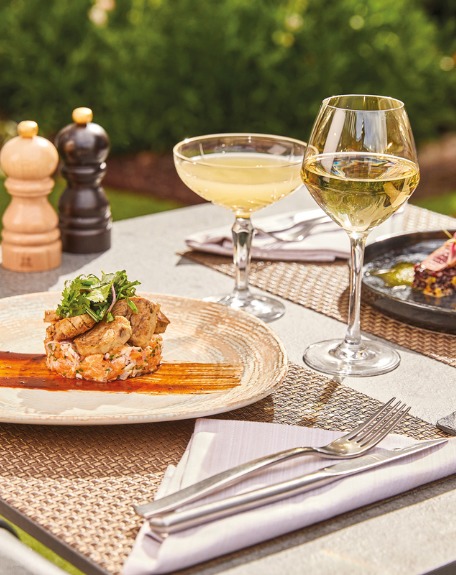 Le chef régale à la table du M7 Restaurant