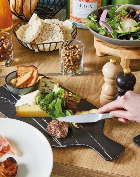 Le chef régale à la table du M7 Restaurant