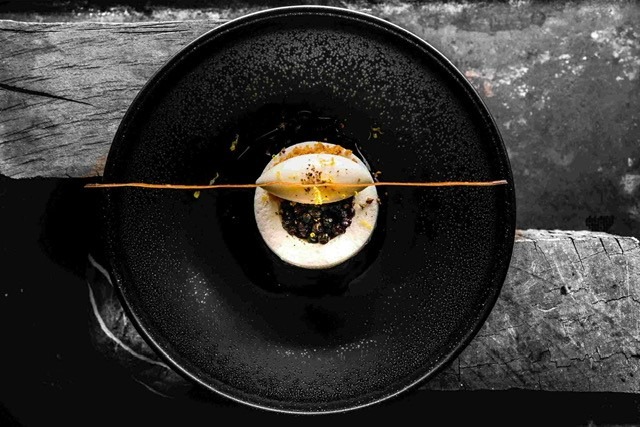 Œufs à la neige, myrtilles sauvages, sorbet tomme blanche, baies de genièvre