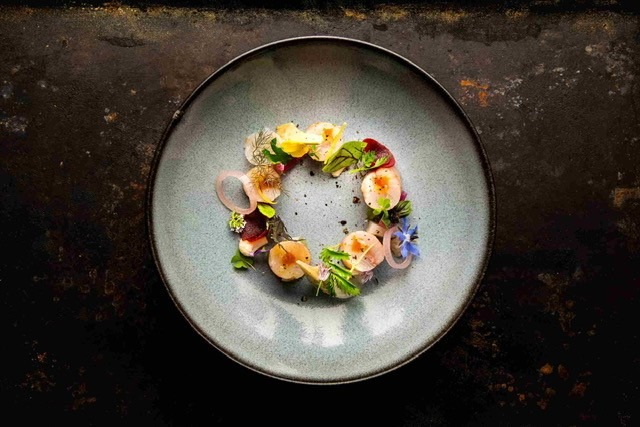 Truite fario mi-cuite, mi-fumée, herbes du jardin, légumes croquants en pickles