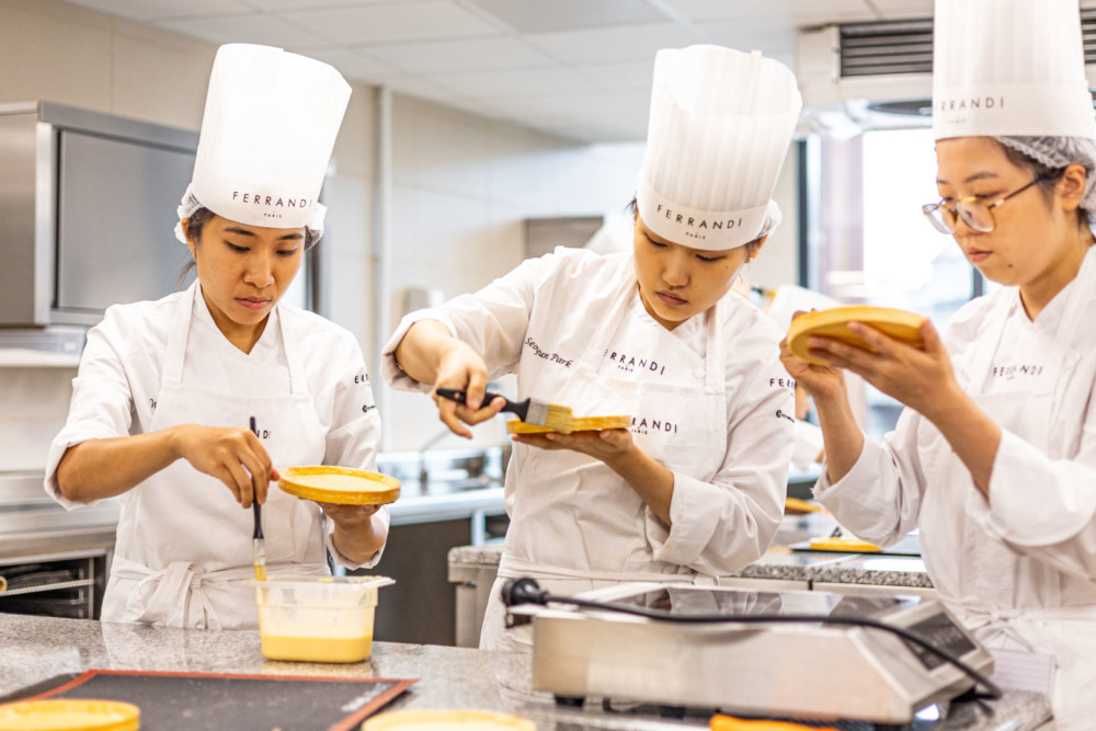 Le campus de Dijon est dédié à la pratique de la cuisine et de la pâtisserie françaises et s'adresse aux étudiants internationaux et aux adultes, soit en perfectionnement, soit en reconversion. 