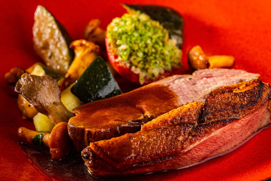 Filet de canette rôti et son jus perlé, tomate rôtie et légumes de saison