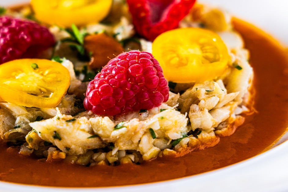 Salade de boulgour, effiloché de poisson et on jus de tomate rôtie
